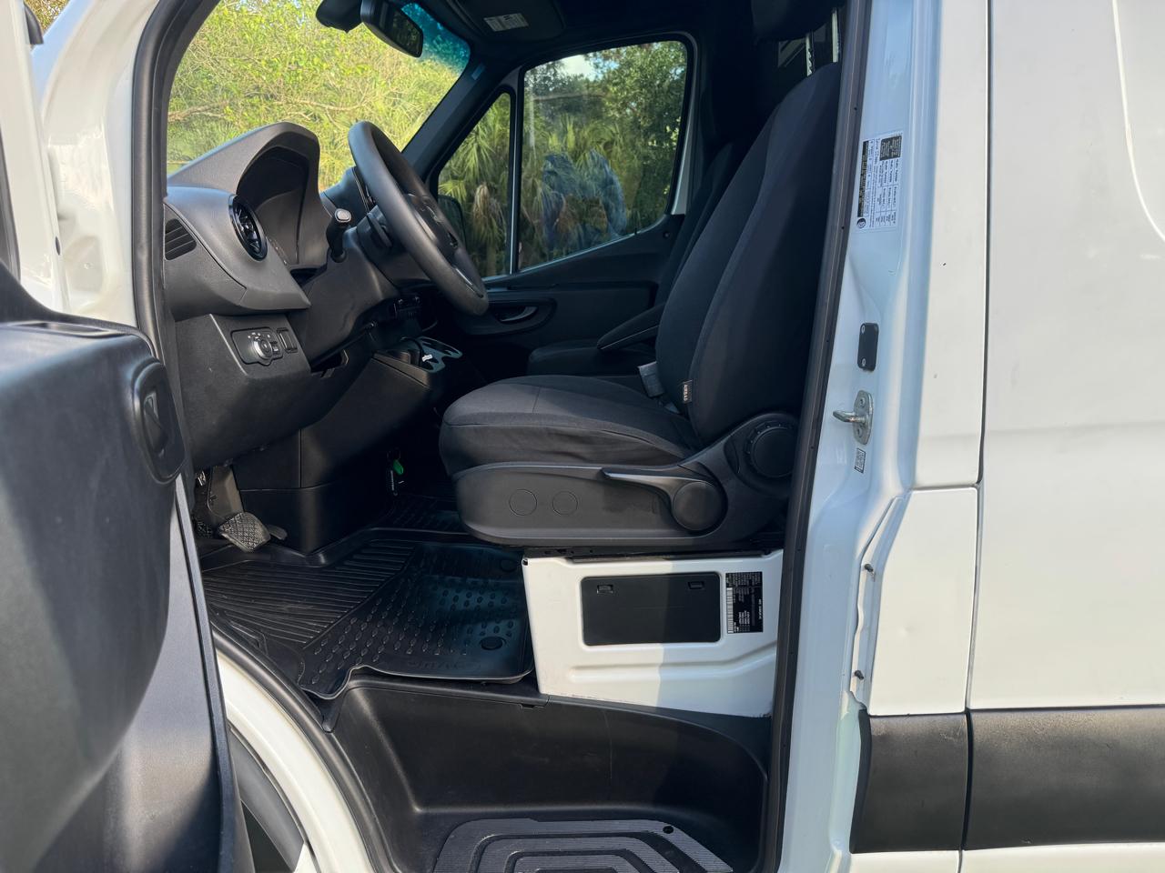 Freightliner Sprinter Van 2500 Standard Roof V6 144" RWD 2019