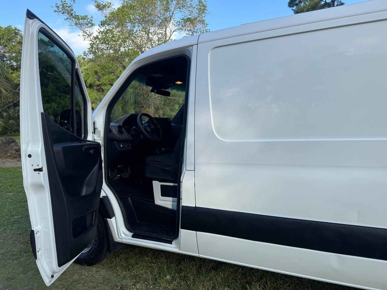Freightliner Sprinter Van 2500 Standard Roof V6 144" RWD 2019