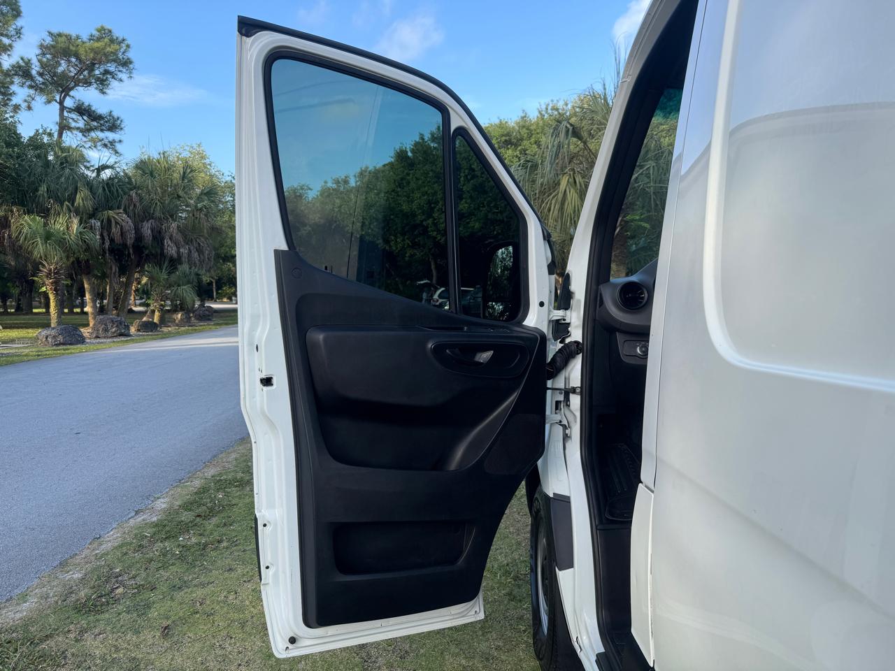 Freightliner Sprinter Van 2500 Standard Roof V6 144" RWD 2019