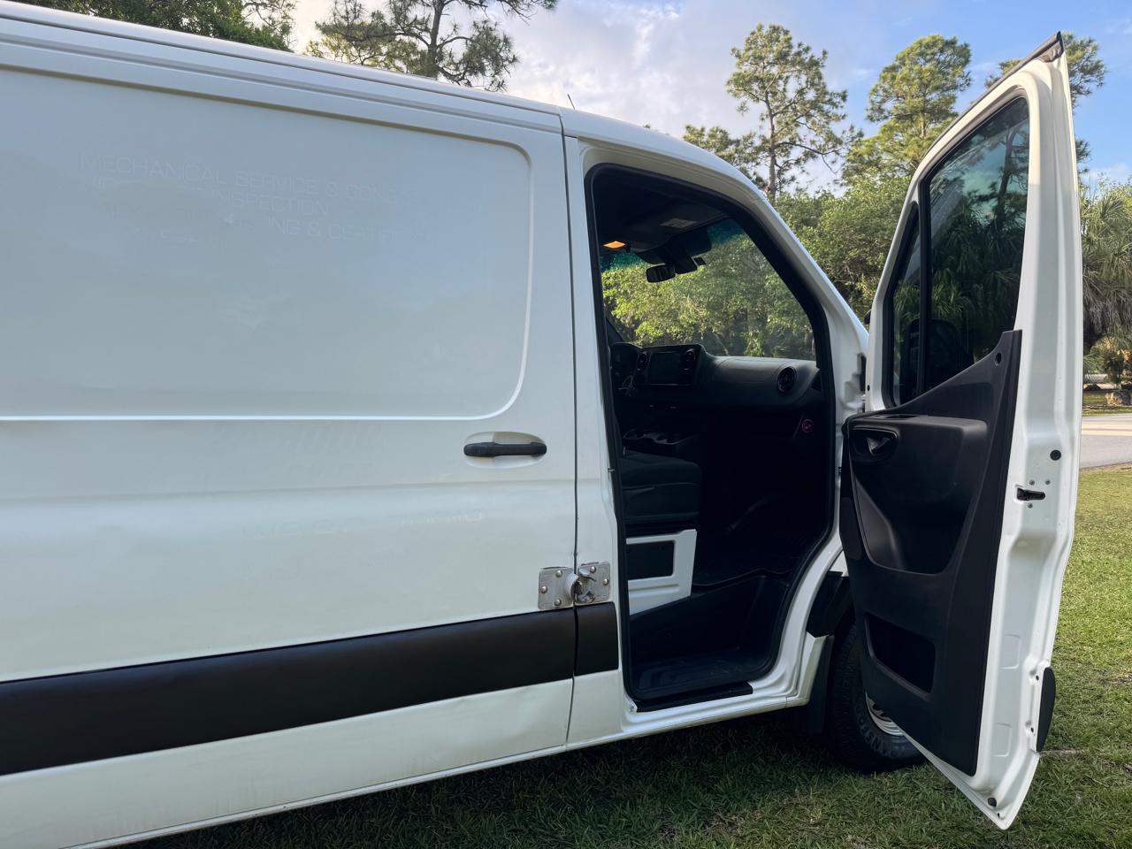 Freightliner Sprinter Van 2500 Standard Roof V6 144" RWD 2019