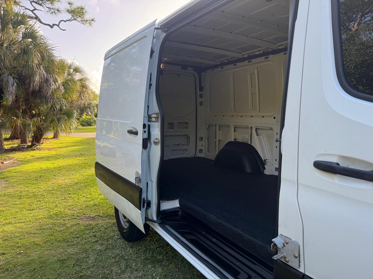 Freightliner Sprinter Van 2500 Standard Roof V6 144" RWD 2019