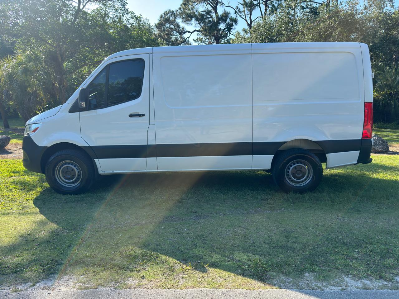 Mercedes-Benz Sprinter Cargo Van 2500 Standard Roof V6 144" RWD 2019