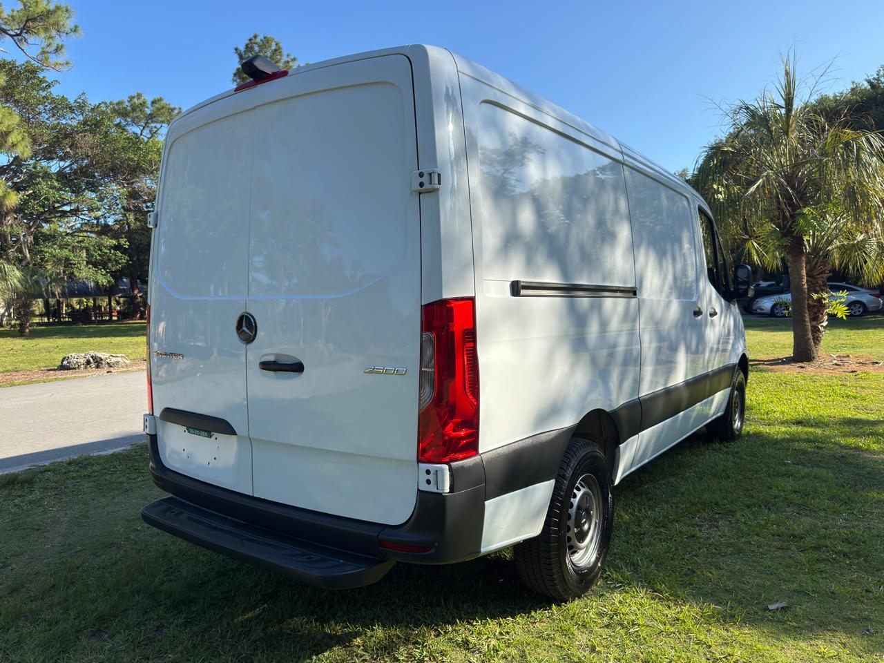 Mercedes-Benz Sprinter Cargo Van 2500 Standard Roof V6 144" RWD 2019