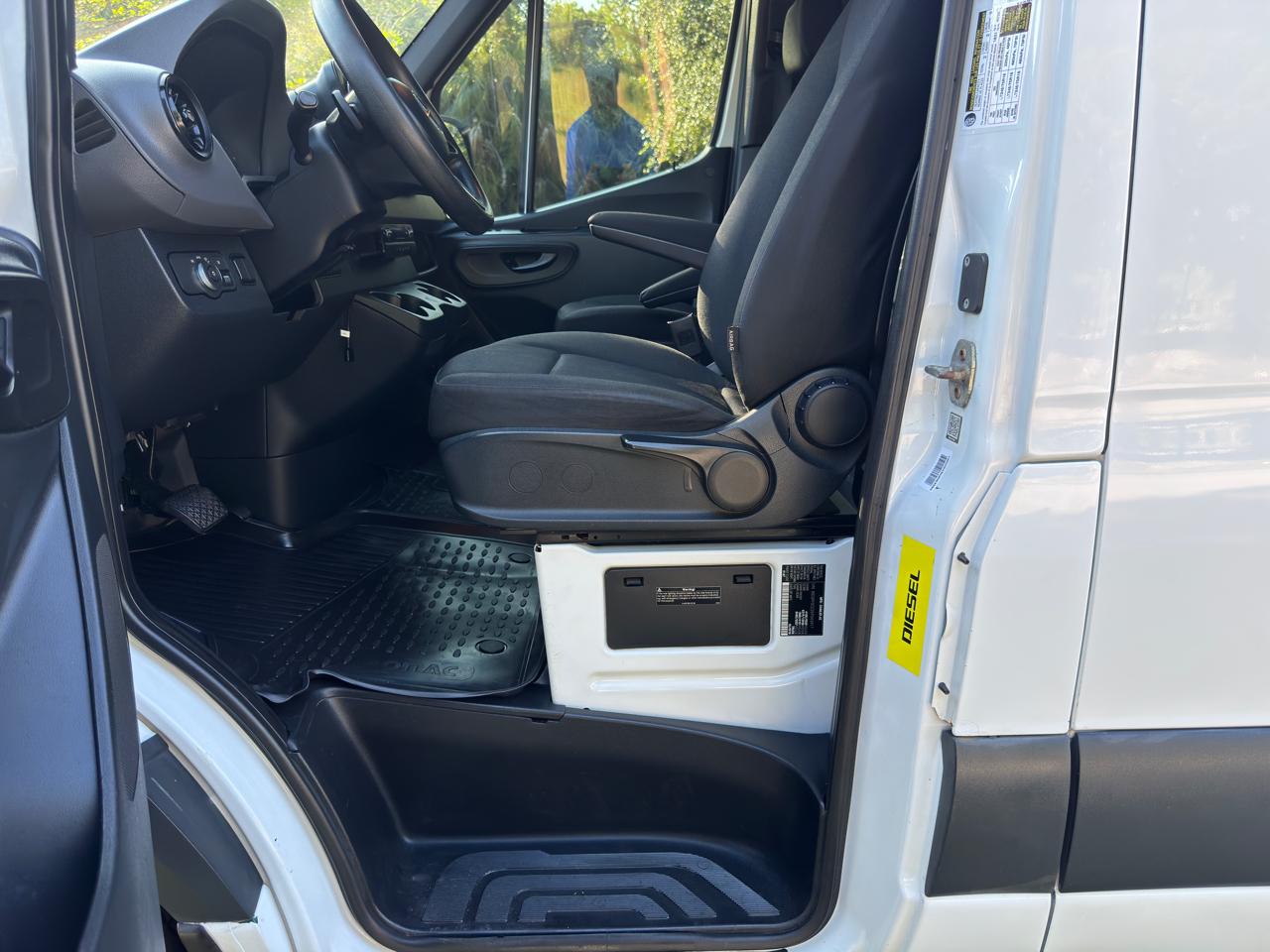 Mercedes-Benz Sprinter Cargo Van 2500 Standard Roof V6 144" RWD 2019