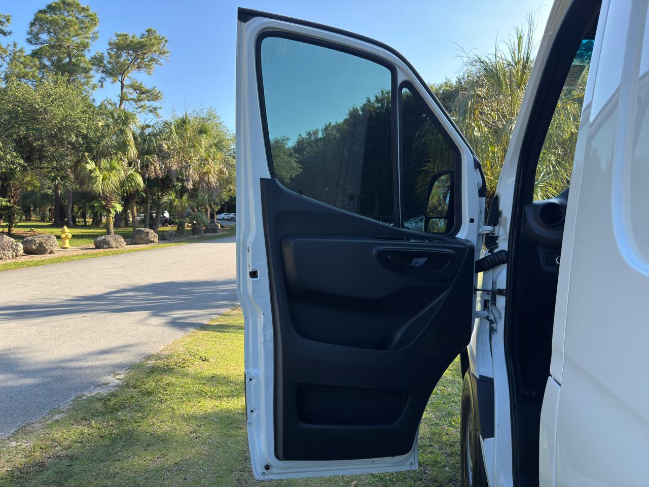 Mercedes-Benz Sprinter Cargo Van 2500 Standard Roof V6 144" RWD 2019