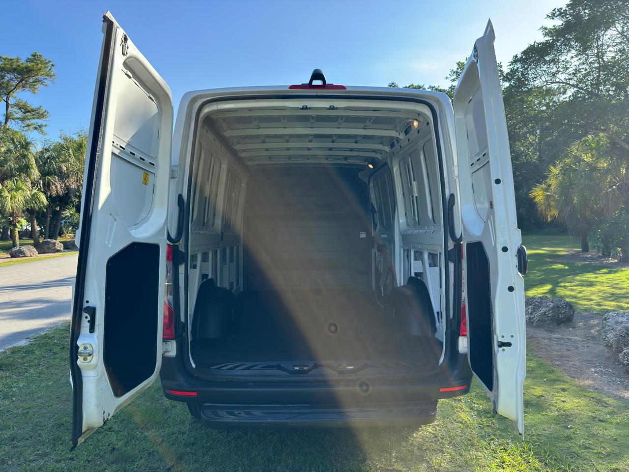 Mercedes-Benz Sprinter Cargo Van 2500 Standard Roof V6 144" RWD 2019
