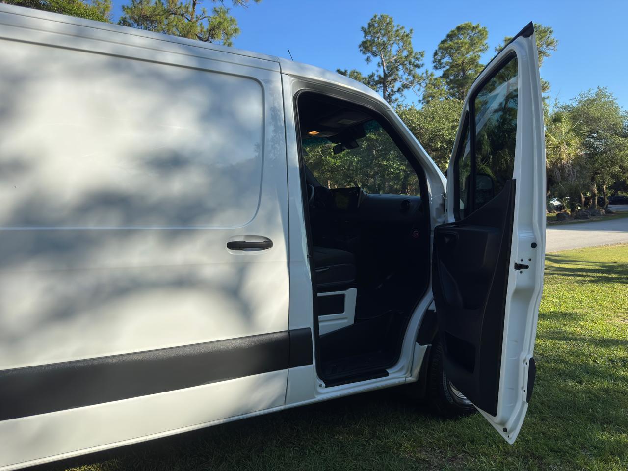 Mercedes-Benz Sprinter Cargo Van 2500 Standard Roof V6 144" RWD 2019