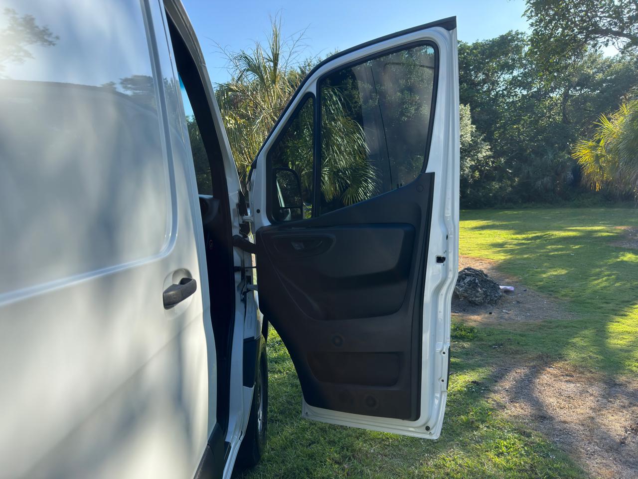 Mercedes-Benz Sprinter Cargo Van 2500 Standard Roof V6 144" RWD 2019