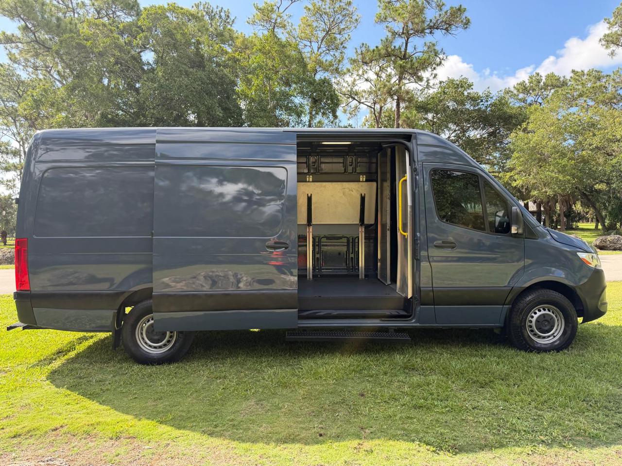 Mercedes-Benz Sprinter Van 2500 High Roof V6 170" RWD 2019