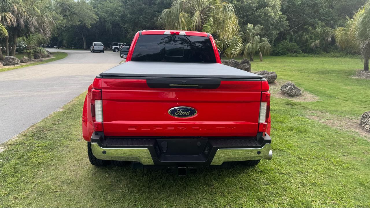 Ford Super Duty F-350 DRW Lariat 4WD Crew Cab 8' Box 2017