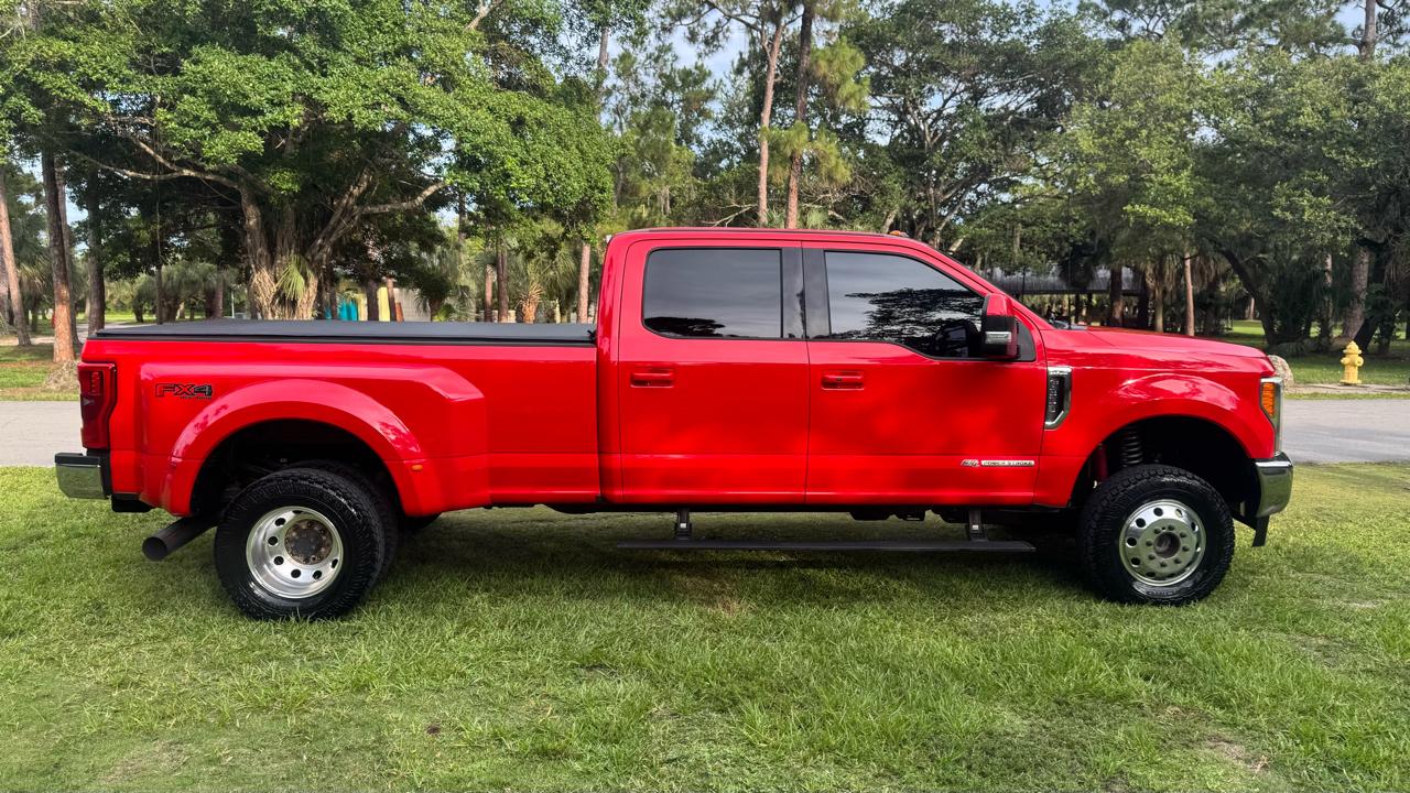 Ford Super Duty F-350 DRW Lariat 4WD Crew Cab 8' Box 2017
