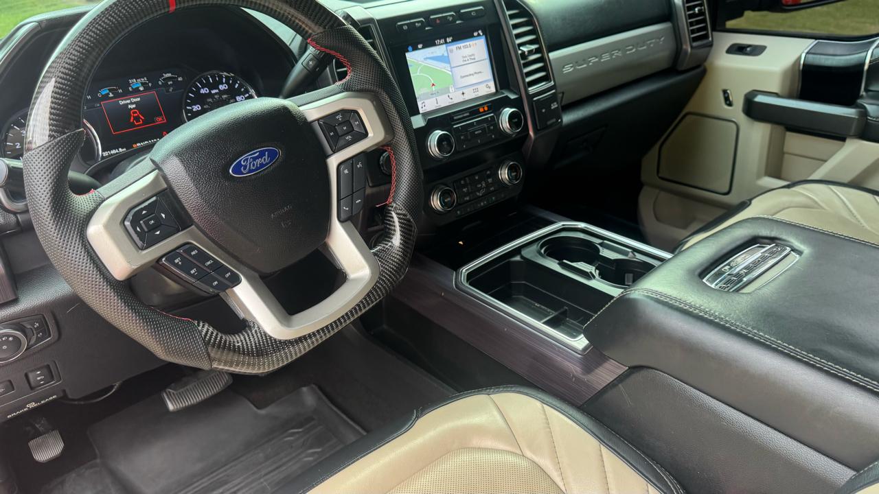 Ford Super Duty F-350 DRW Lariat 4WD Crew Cab 8' Box 2017