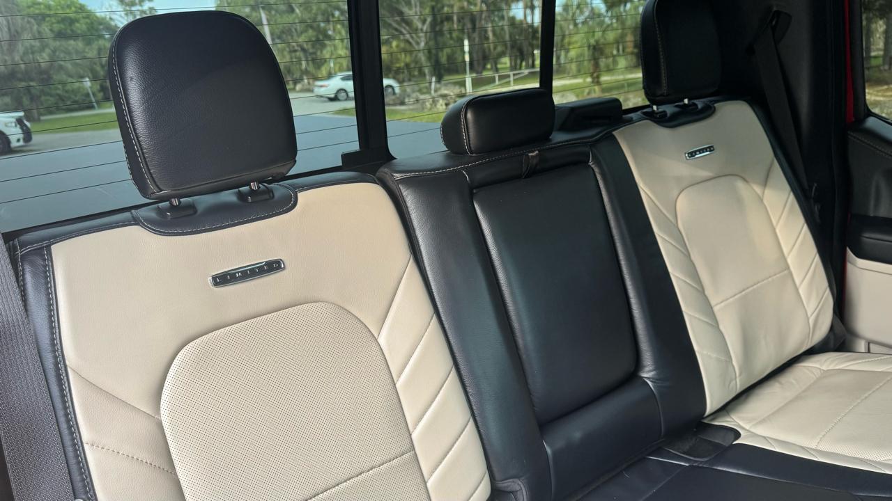Ford Super Duty F-350 DRW Lariat 4WD Crew Cab 8' Box 2017