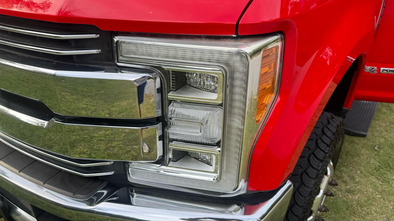 Ford Super Duty F-350 DRW Lariat 4WD Crew Cab 8' Box 2017