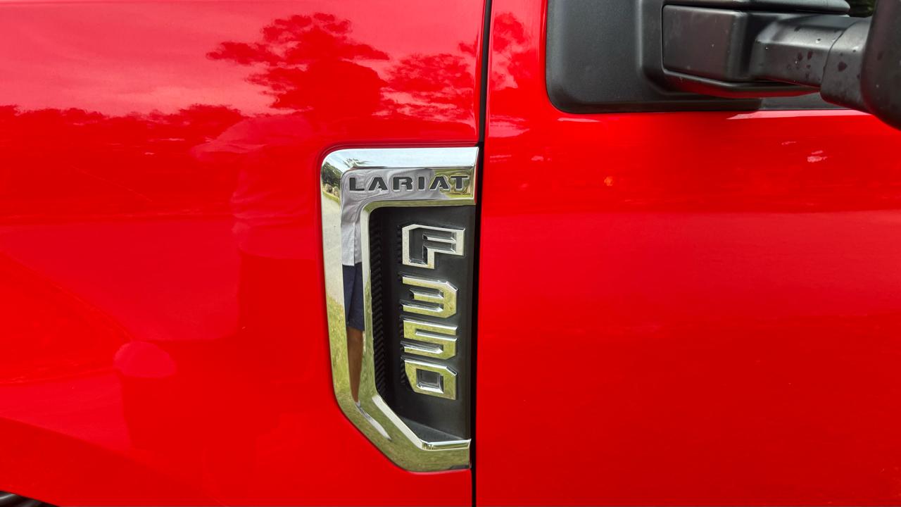 Ford Super Duty F-350 DRW Lariat 4WD Crew Cab 8' Box 2017