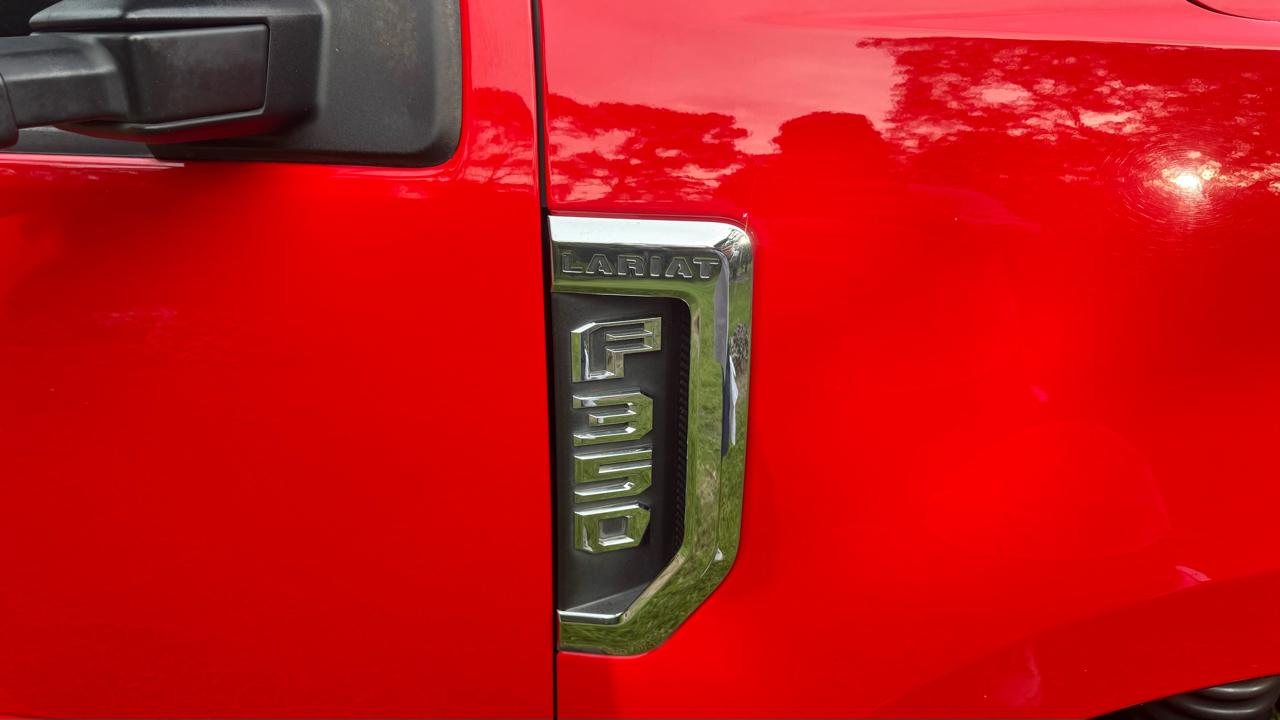 Ford Super Duty F-350 DRW Lariat 4WD Crew Cab 8' Box 2017