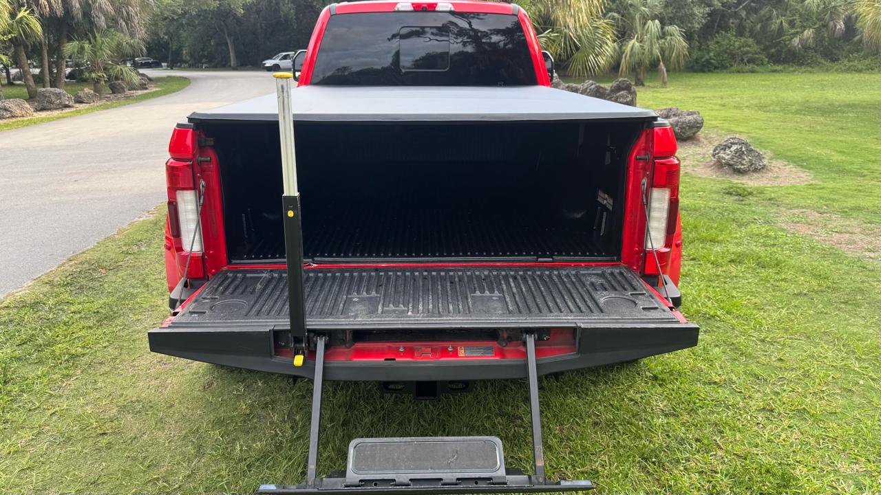Ford Super Duty F-350 DRW Lariat 4WD Crew Cab 8' Box 2017