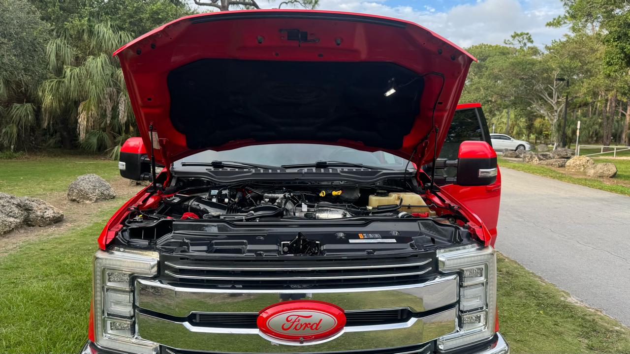 Ford Super Duty F-350 DRW Lariat 4WD Crew Cab 8' Box 2017