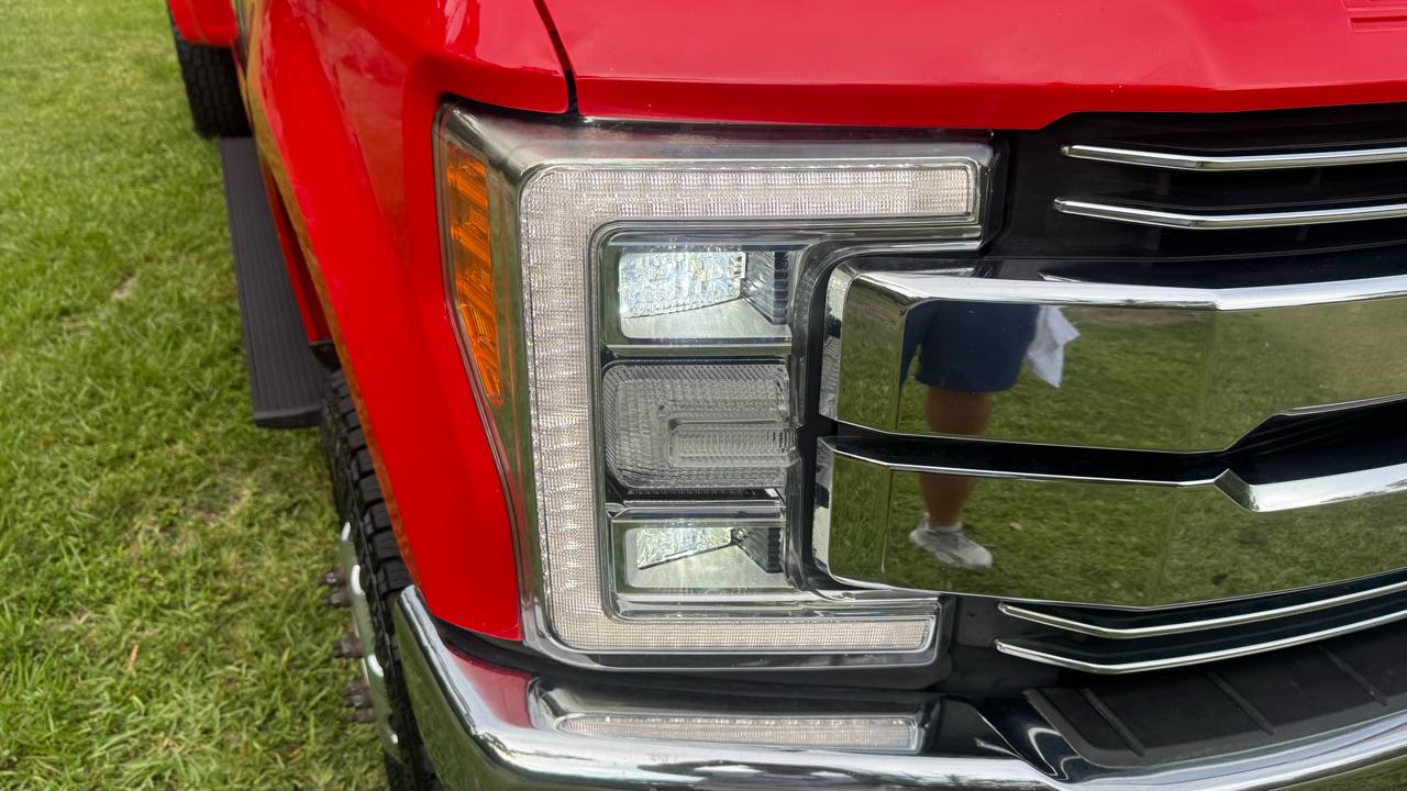 Ford Super Duty F-350 DRW Lariat 4WD Crew Cab 8' Box 2017