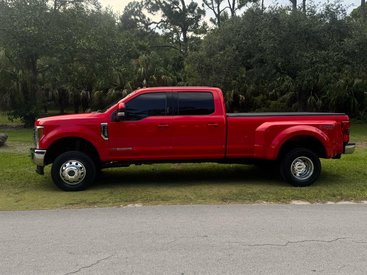 Ford Super Duty F-350 DRW Lariat 4WD Crew Cab 8' Box 2017