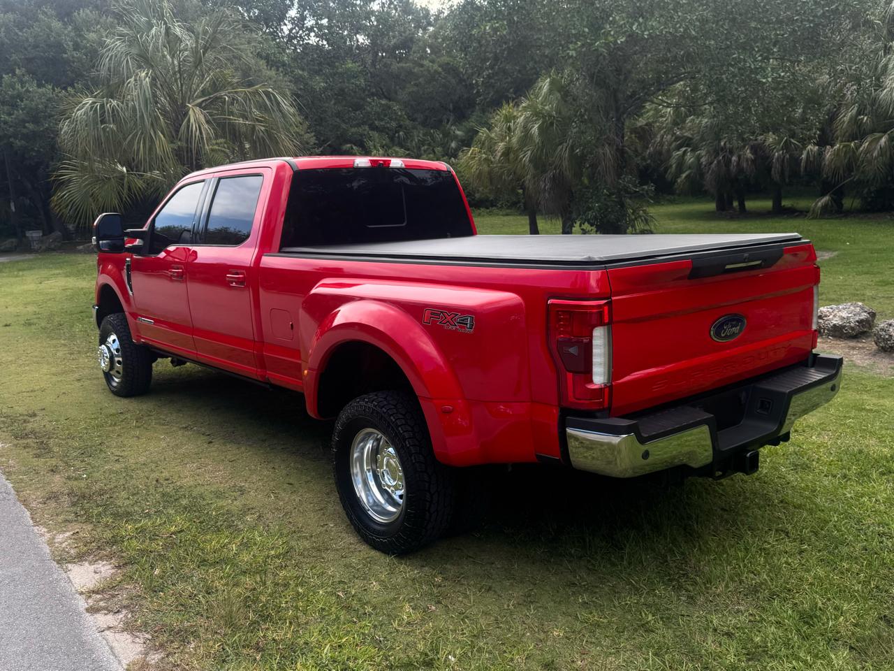 Ford Super Duty F-350 DRW Lariat 4WD Crew Cab 8' Box 2017