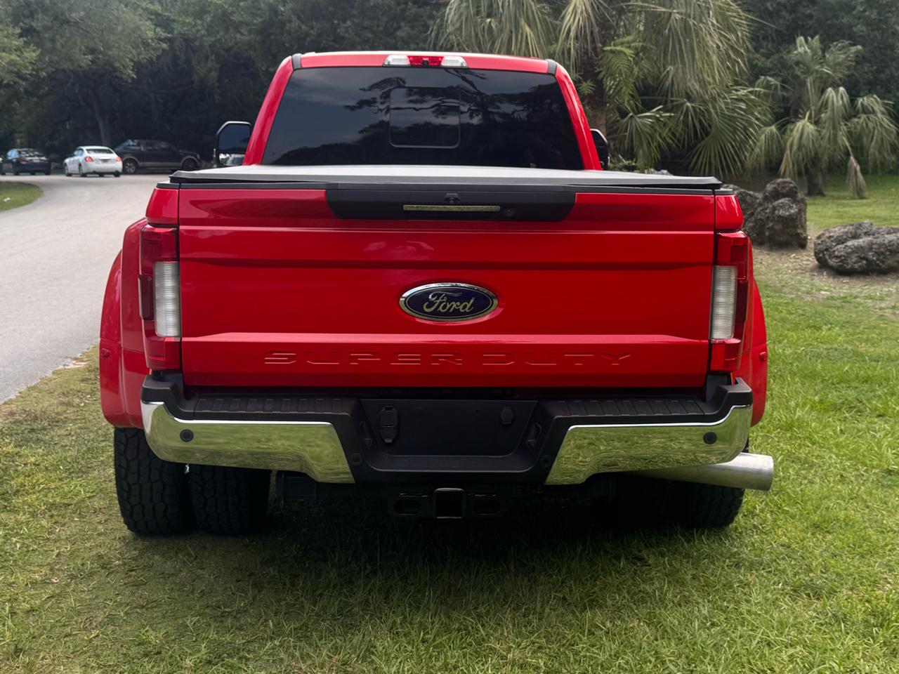 Ford Super Duty F-350 DRW Lariat 4WD Crew Cab 8' Box 2017