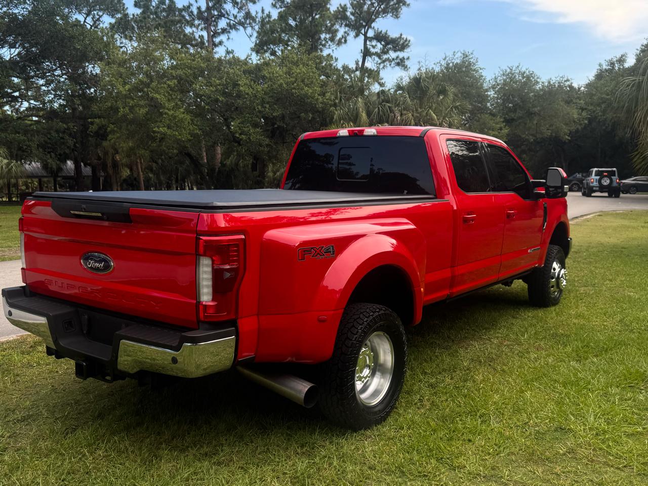 Ford Super Duty F-350 DRW Lariat 4WD Crew Cab 8' Box 2017