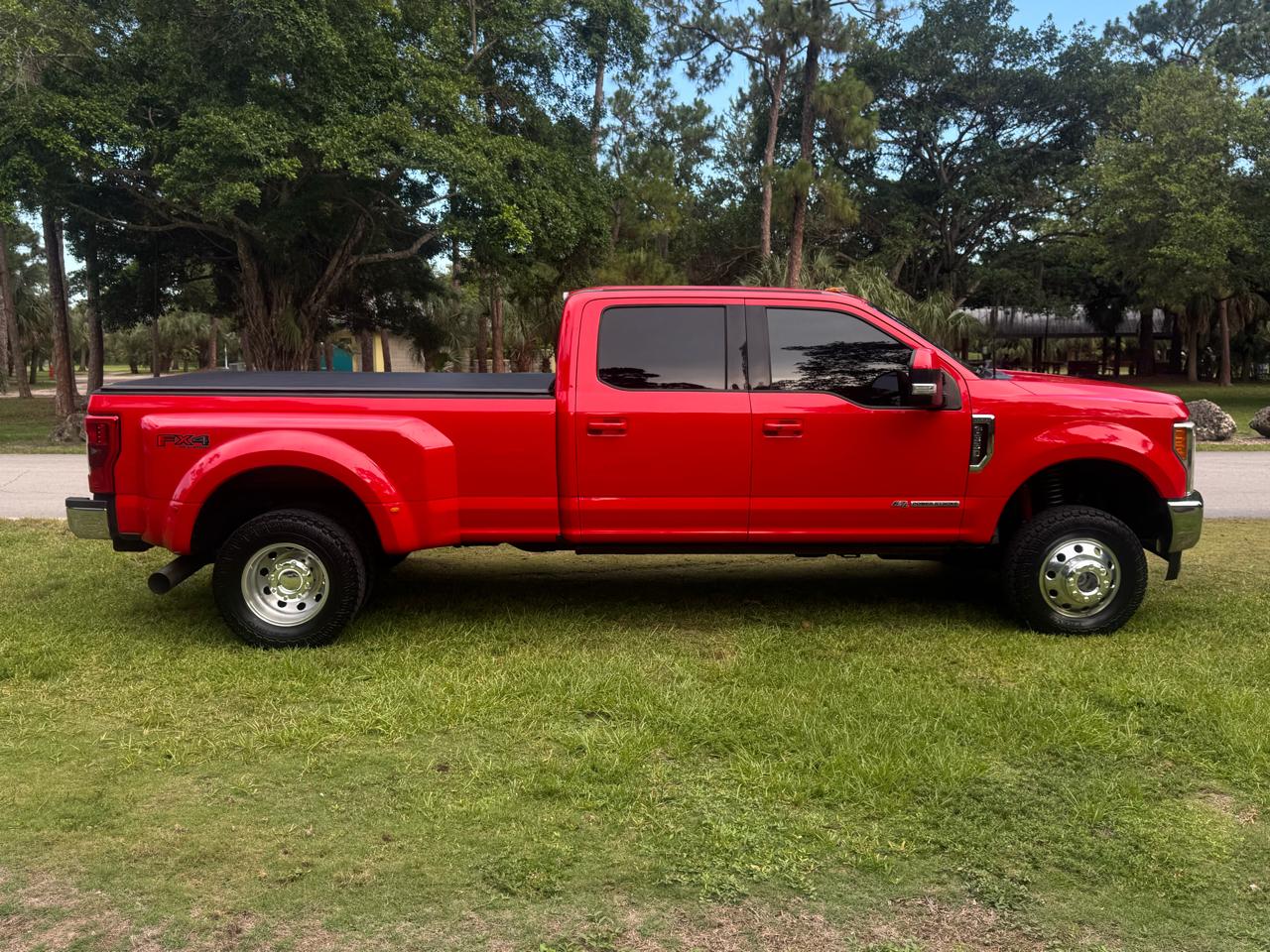 Ford Super Duty F-350 DRW Lariat 4WD Crew Cab 8' Box 2017