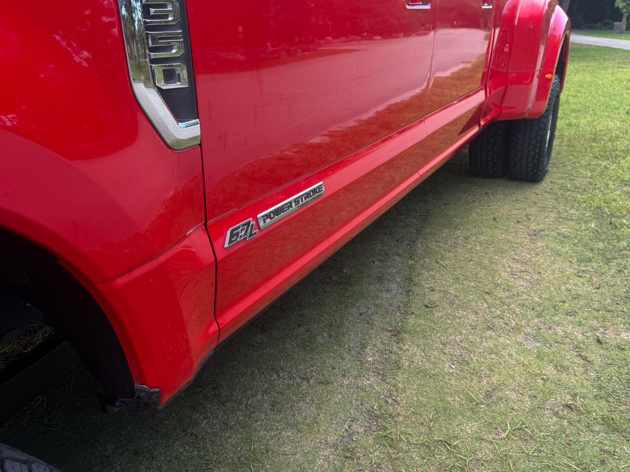 Ford Super Duty F-350 DRW Lariat 4WD Crew Cab 8' Box 2017