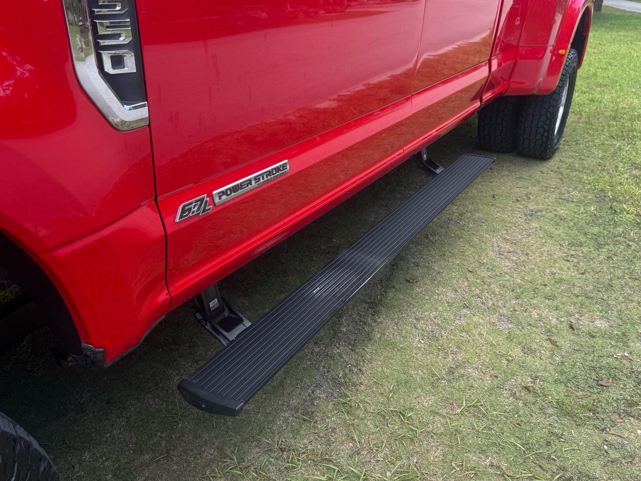 Ford Super Duty F-350 DRW Lariat 4WD Crew Cab 8' Box 2017
