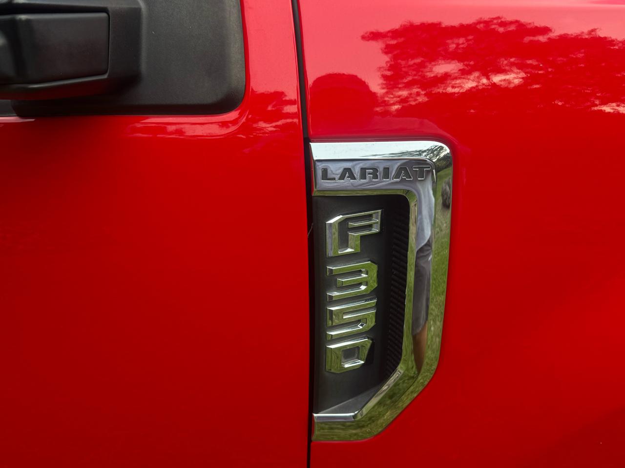 Ford Super Duty F-350 DRW Lariat 4WD Crew Cab 8' Box 2017