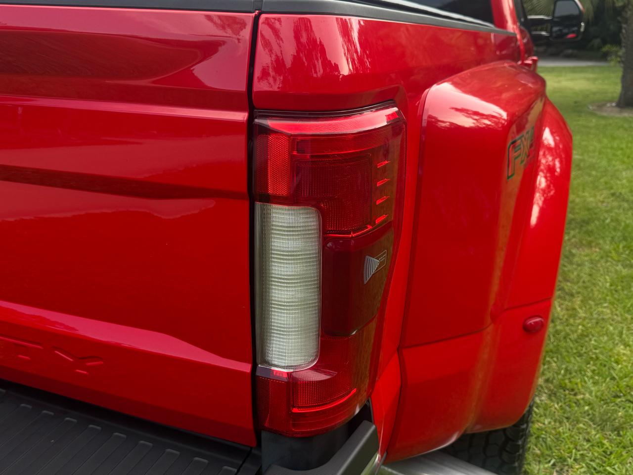 Ford Super Duty F-350 DRW Lariat 4WD Crew Cab 8' Box 2017