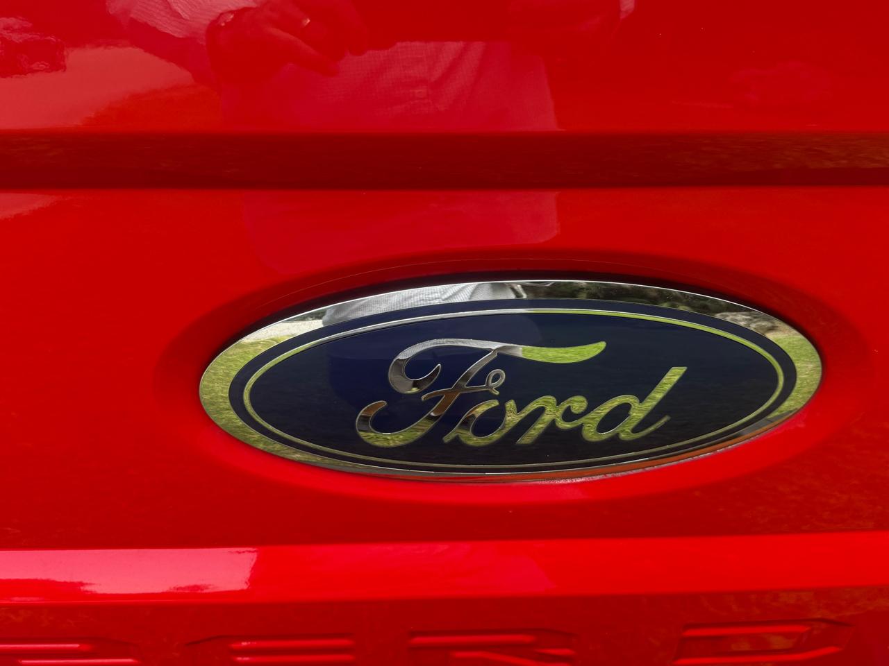 Ford Super Duty F-350 DRW Lariat 4WD Crew Cab 8' Box 2017