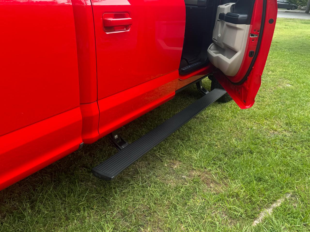 Ford Super Duty F-350 DRW Lariat 4WD Crew Cab 8' Box 2017