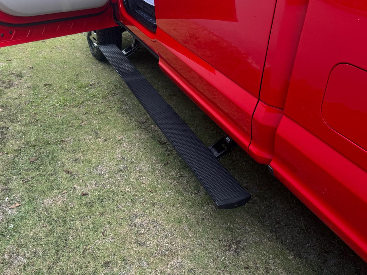 Ford Super Duty F-350 DRW Lariat 4WD Crew Cab 8' Box 2017