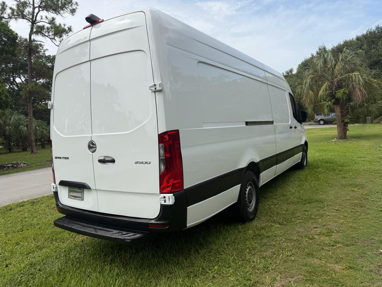 Freightliner Sprinter Cargo Van 2500 High Roof I4 170" Extended RWD 2021