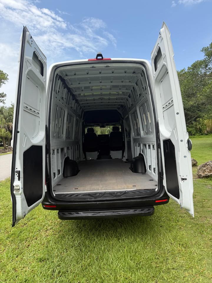 Freightliner Sprinter Cargo Van 2500 High Roof I4 170" Extended RWD 2021