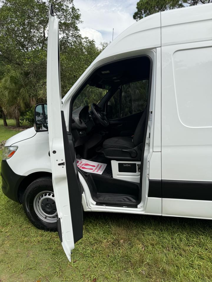 Freightliner Sprinter Cargo Van 2500 High Roof I4 170" Extended RWD 2021