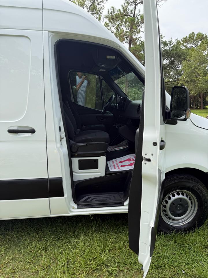 Freightliner Sprinter Cargo Van 2500 High Roof I4 170" Extended RWD 2021