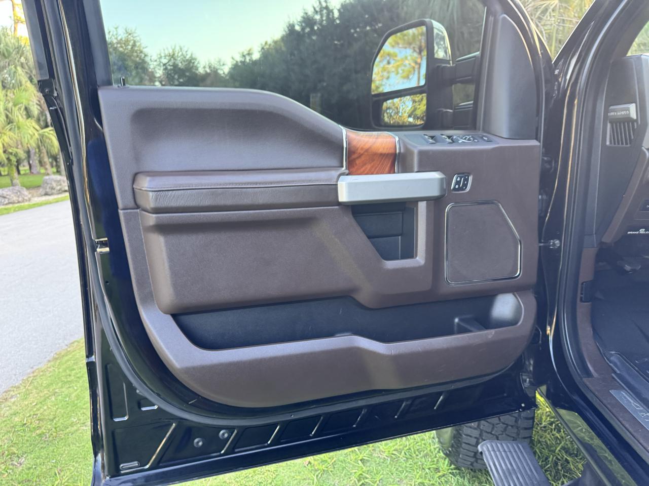 Ford Super Duty F-250 SRW King Ranch 4WD Crew Cab 8' Box 2017