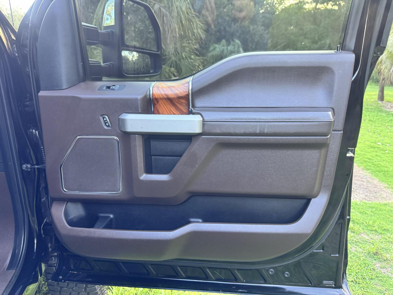 Ford Super Duty F-250 SRW King Ranch 4WD Crew Cab 8' Box 2017