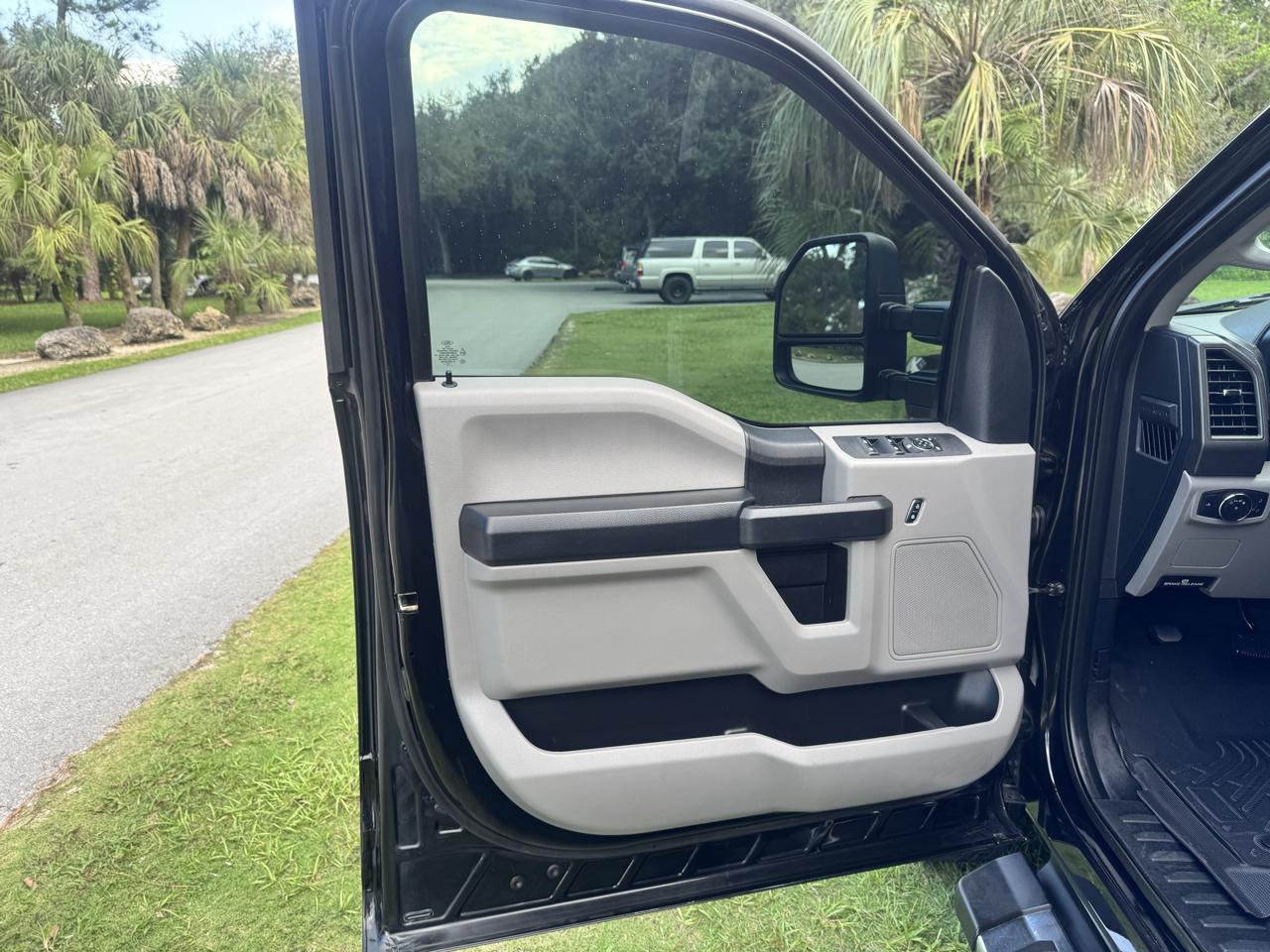 Ford Super Duty F-350 DRW XLT 4WD Crew Cab 8' Box 2019