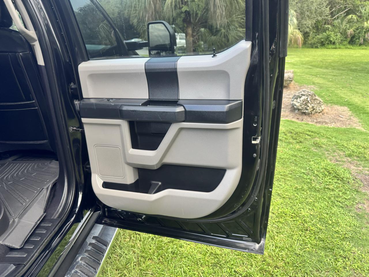Ford Super Duty F-350 DRW XLT 4WD Crew Cab 8' Box 2019