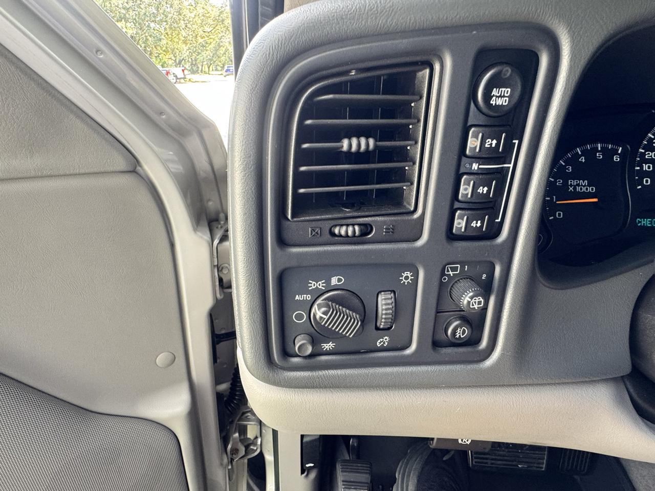 Chevrolet Suburban 4dr 1500 4WD LT 2005