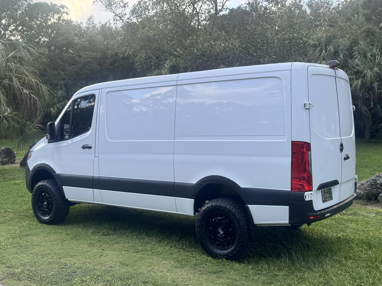 Freightliner Sprinter Cargo Van 2500 Standard Roof V6 144" 4WD 2019