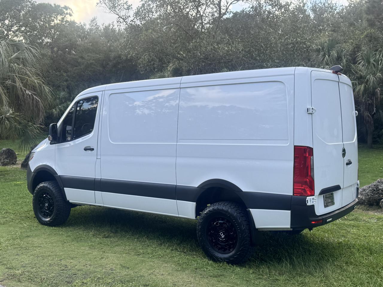 Freightliner Sprinter Cargo Van 2500 Standard Roof V6 144" 4WD 2019