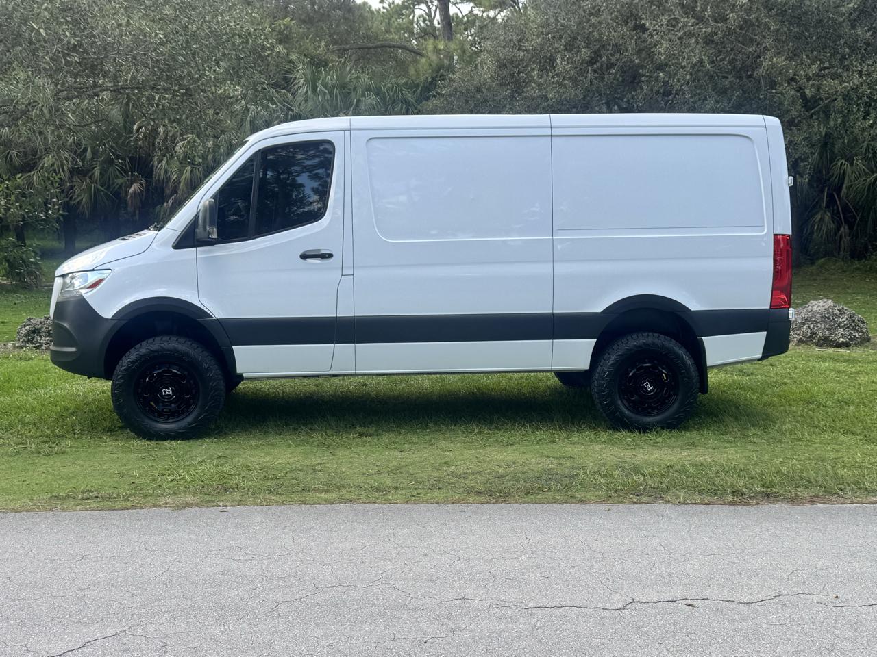 Freightliner Sprinter Cargo Van 2500 Standard Roof V6 144" 4WD 2019