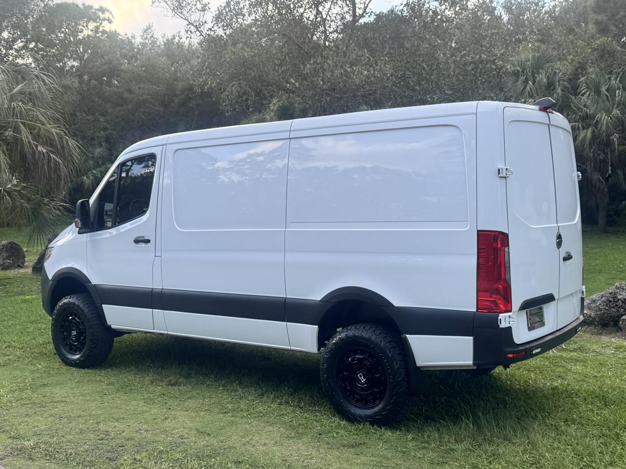 Freightliner Sprinter Cargo Van 2500 Standard Roof V6 144" 4WD 2019