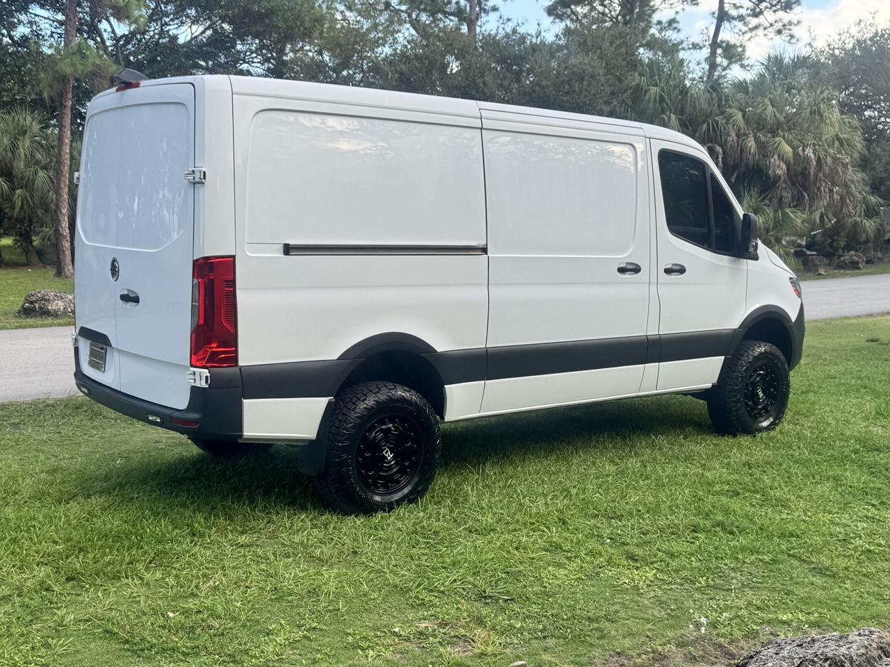 Freightliner Sprinter Cargo Van 2500 Standard Roof V6 144" 4WD 2019