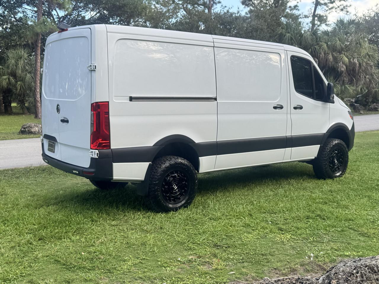 Freightliner Sprinter Cargo Van 2500 Standard Roof V6 144" 4WD 2019
